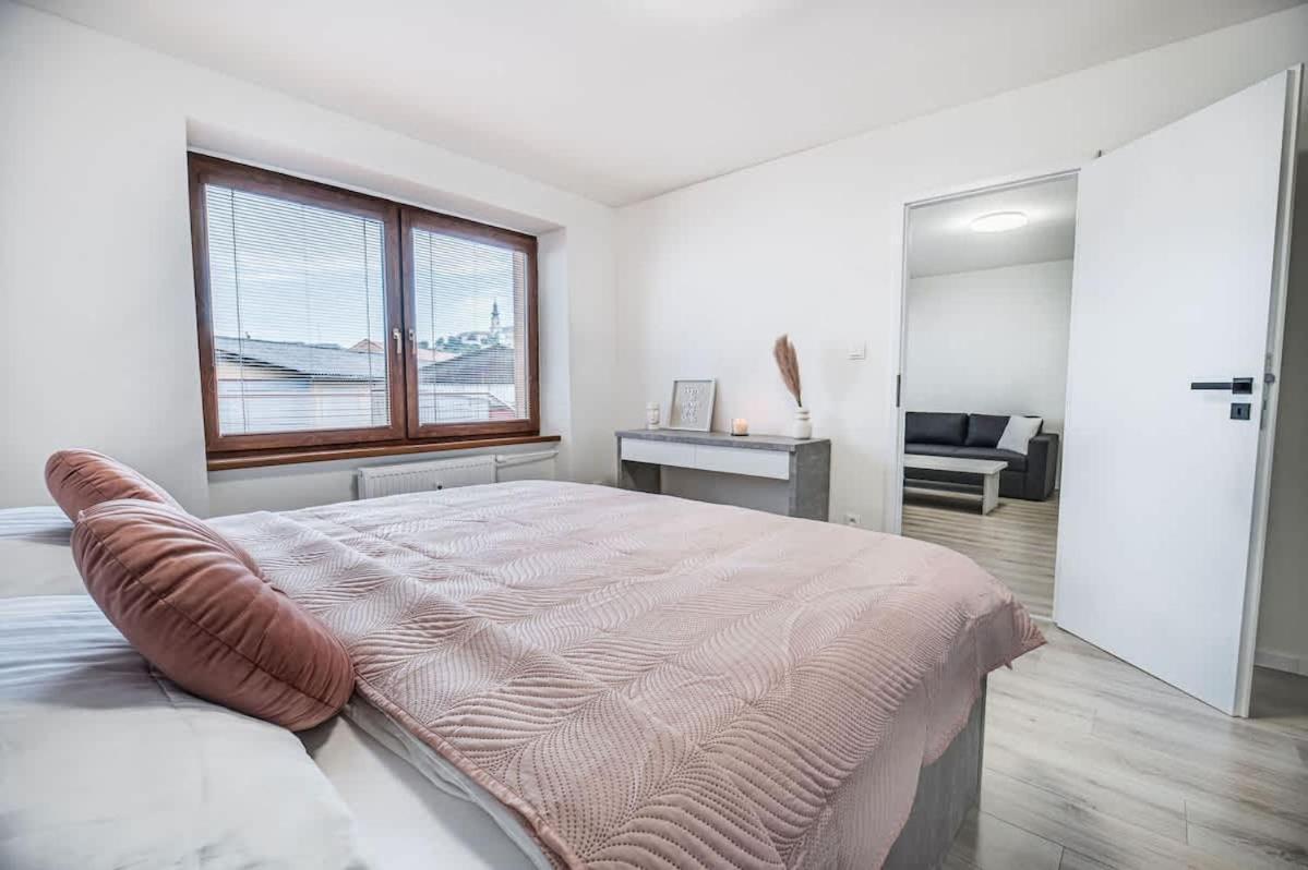 Nitra Castle Suite - Modern Elegance & Serenity ภายนอก รูปภาพ